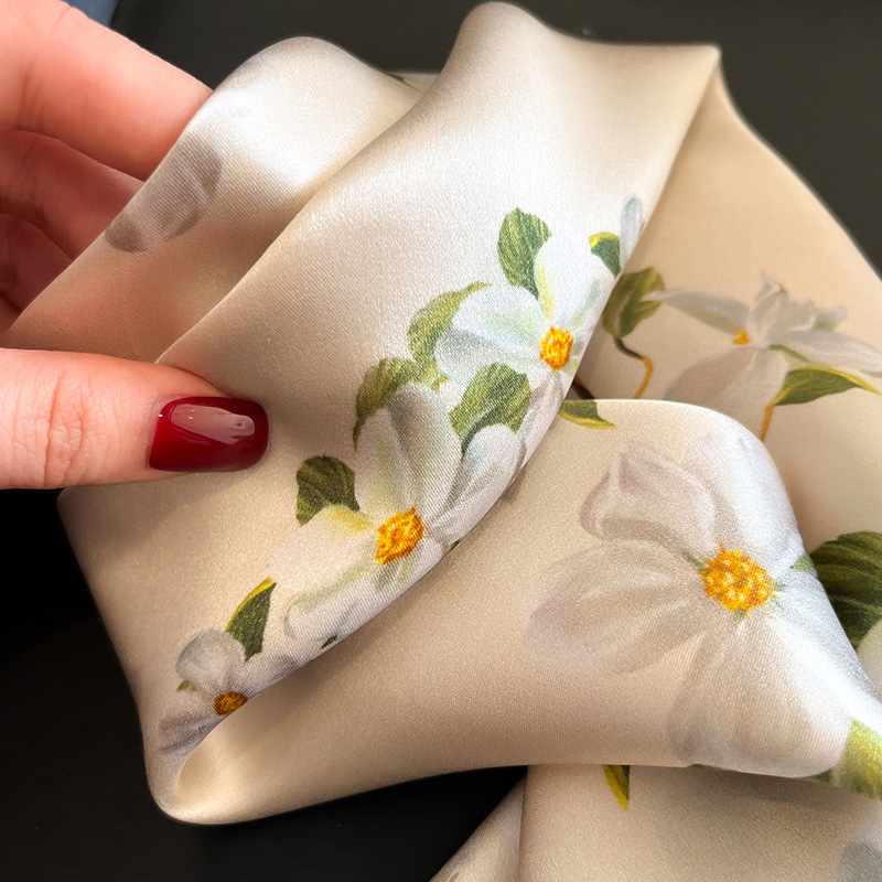 Luxury 100% Silk Square Scarf  - Ascot Neck Scarf 评论和价格